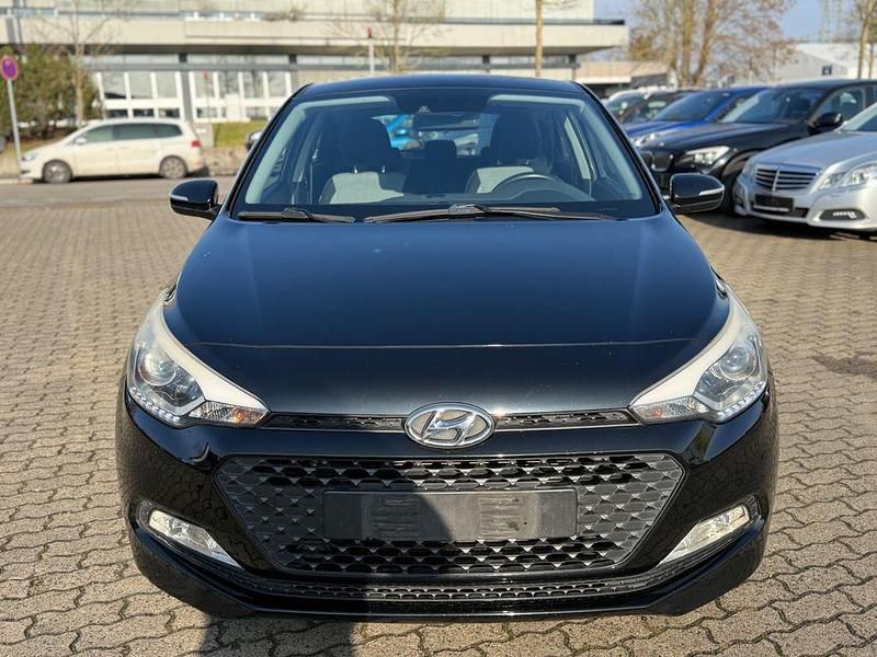 Gebraucht Hyundai i20 84 PS (61 kW) 2016 Schwarz Limousine