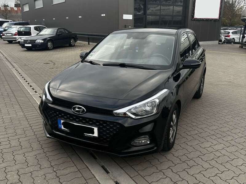 Schwarz Gebraucht 2020 Hyundai i20 Trend Limousine | 11.990 € (Guter Preis) - Bild 1/4