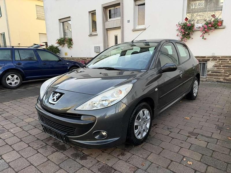 Lack grau shark/metallic Gebraucht 2011 Peugeot 206+ Kleinwagen | 3.300 € (Etwas zu teuer) - Bild 1/4