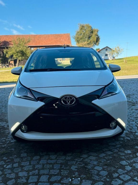 Weiß Gebraucht 2015 Toyota Aygo X-wave Kleinwagen | 8.000 € (Fairer Preis) - Bild 1/4
