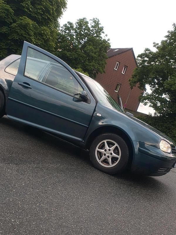 Andere außenfarben Gebraucht 2004 VW Golf IV Kleinwagen | 900 € (Superpreis) - Bild 1/4