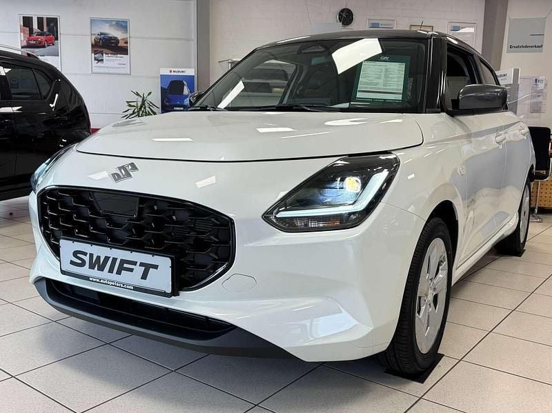 Pure white pearl metallic/min Neu 2025 Suzuki Swift Comfort Kleinwagen | 19.760 € - Bild 1/4