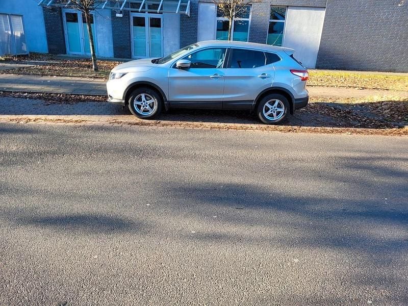 Grau Gebraucht 2016 Nissan Qashqai N-Connecta SUV | 16.900 € (Teuer) - Bild 1/4