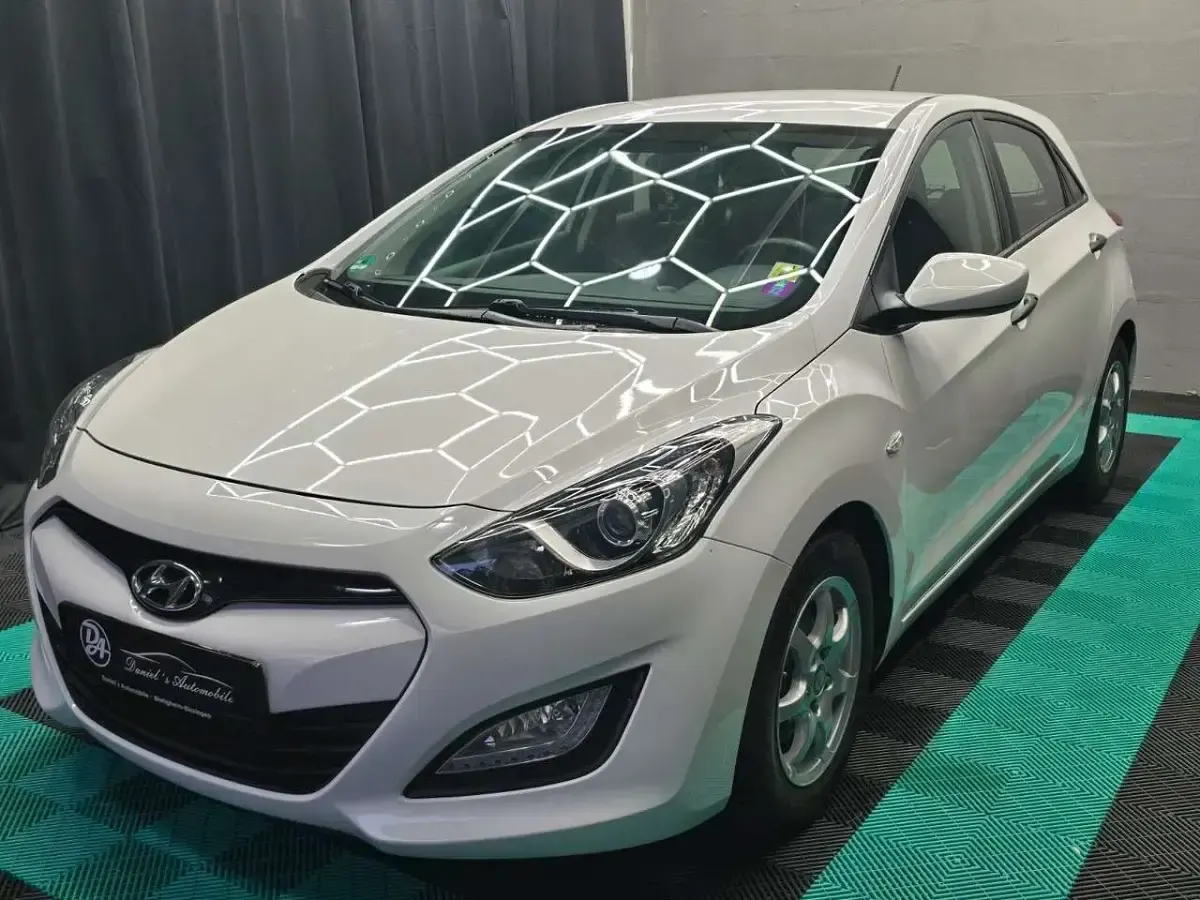 Gebraucht Hyundai i30 Classic 99 PS (72 kW) 2015 Weiß Limousine