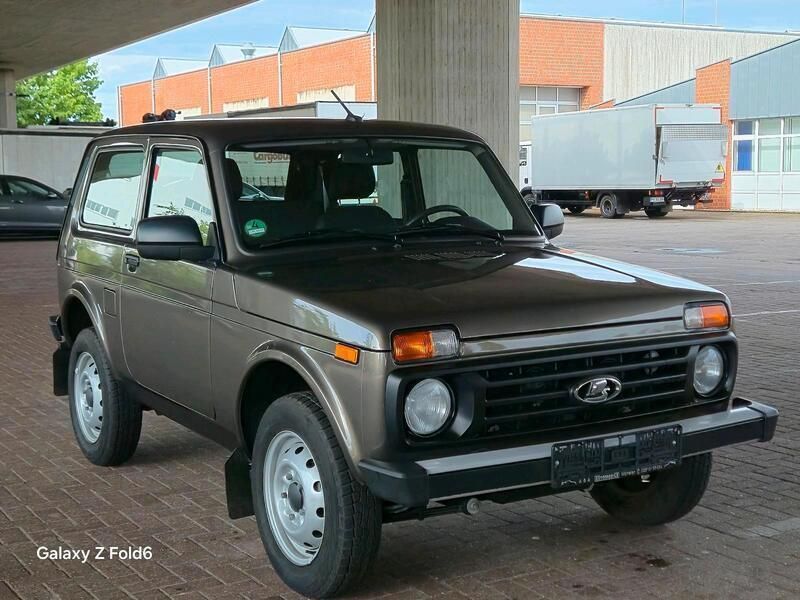 Grau Gebraucht 2021 Lada niva SUV | 15.900 € (Fairer Preis) - Bild 1/4