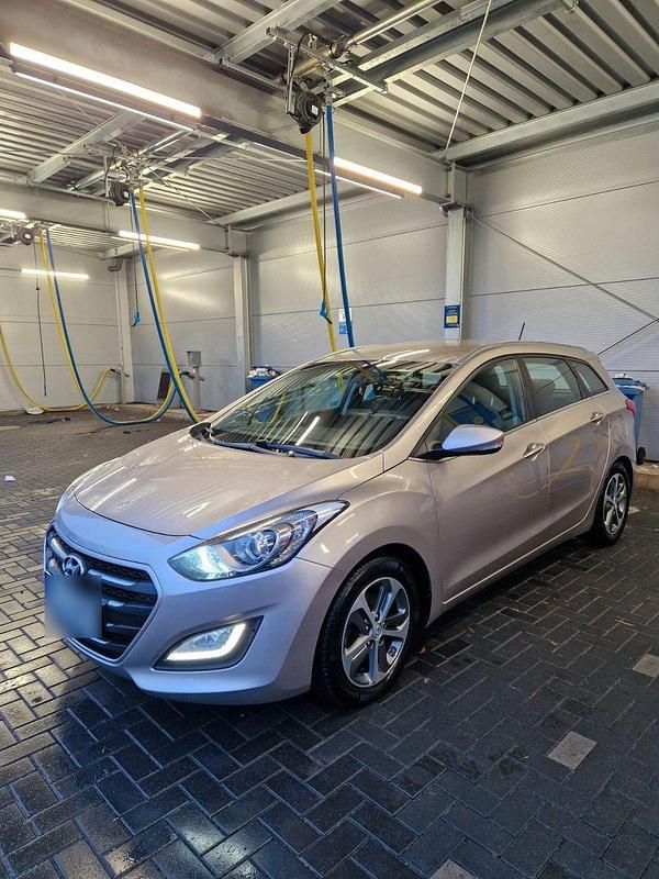 Gebraucht Hyundai i30 Select 101 PS (74 kW) 2017 Gold Kombi