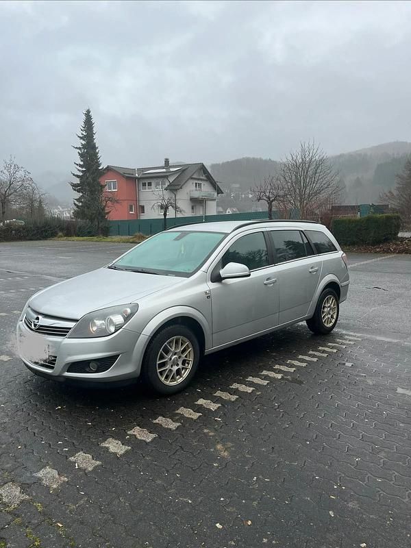 Silber Gebraucht 2010 Opel Astra Kombi | 1.200 € (Guter Preis) - Bild 1/4