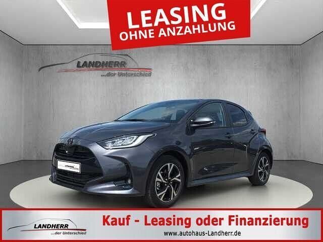 Grau Neu 2025 Toyota Yaris Hybrid Trend Limousine | 24.995 € - Bild 1/4