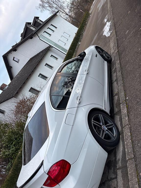 Weiß Gebraucht 2009 BMW 325 Sport Line Limousine | 8.500 € - Bild 1/4