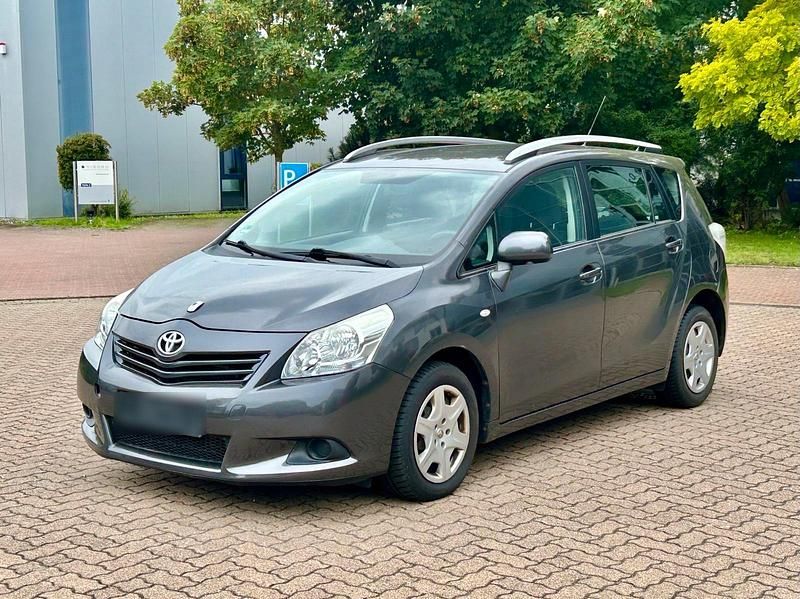 Grau Gebraucht 2010 Toyota Verso Van / Kleinbus | 3.800 € - Bild 1/4