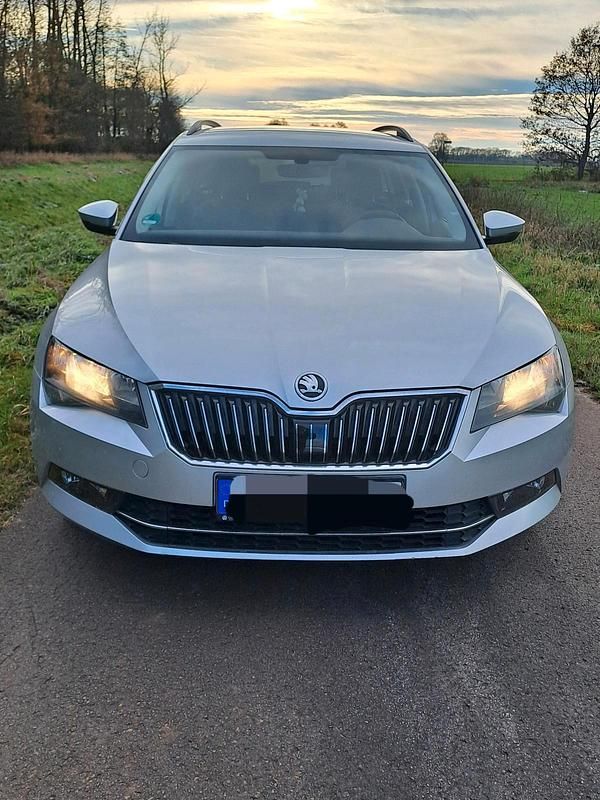 Silber Gebraucht 2016 Skoda Superb Kombi | 7.950 € (Superpreis) - Bild 1/4
