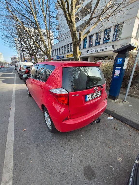 Gebraucht Toyota Verso-S Multidrive S 99 PS (72 kW) 2013 Rot Van / Kleinbus