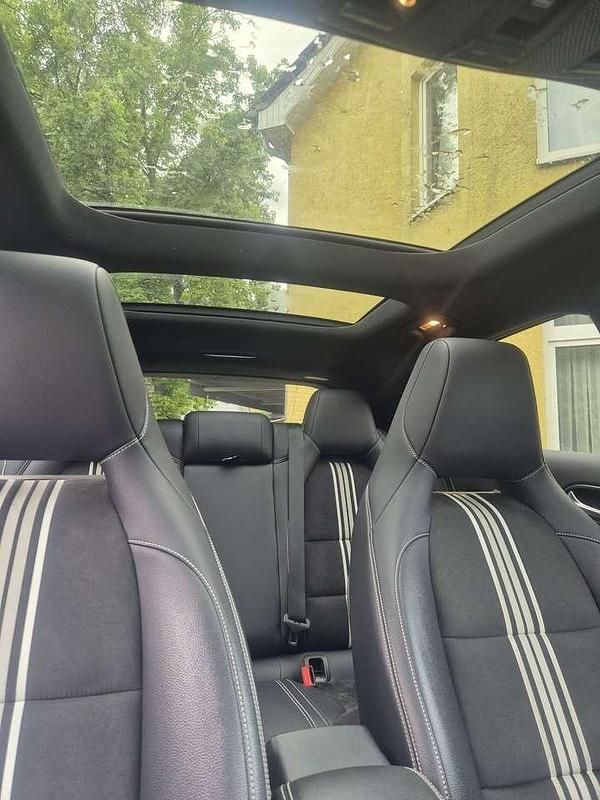 Grau Gebraucht 2017 Mercedes GLA220 SUV | 20.999 € (Fairer Preis) - Bild 1/4