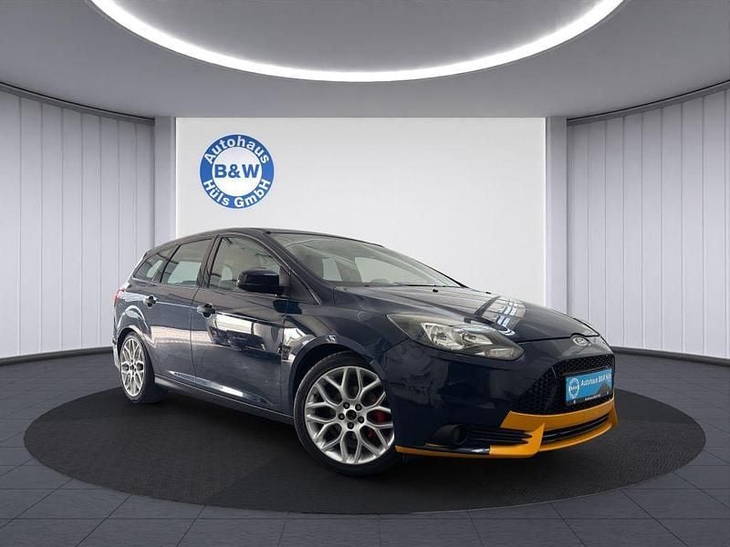 Używany Ford Focus Ambiente 101 KM (74 kW) 2014 Niebieski Sedan/Limuzyna
