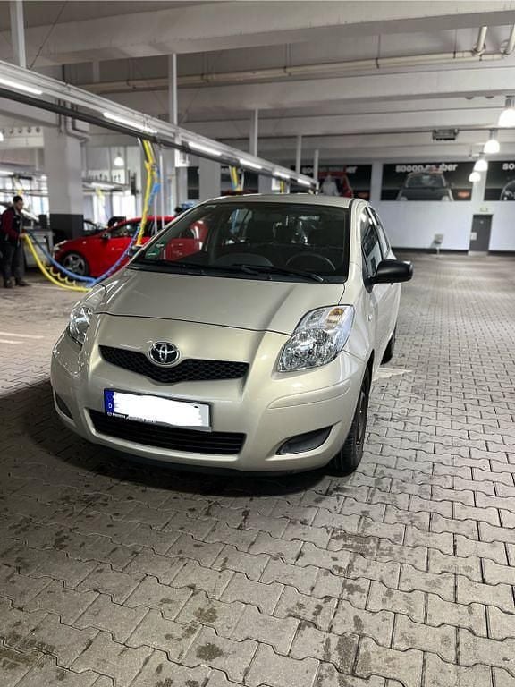Gold Gebraucht 2011 Toyota Yaris Limousine | 2.890 € (Fairer Preis) - Bild 1/4