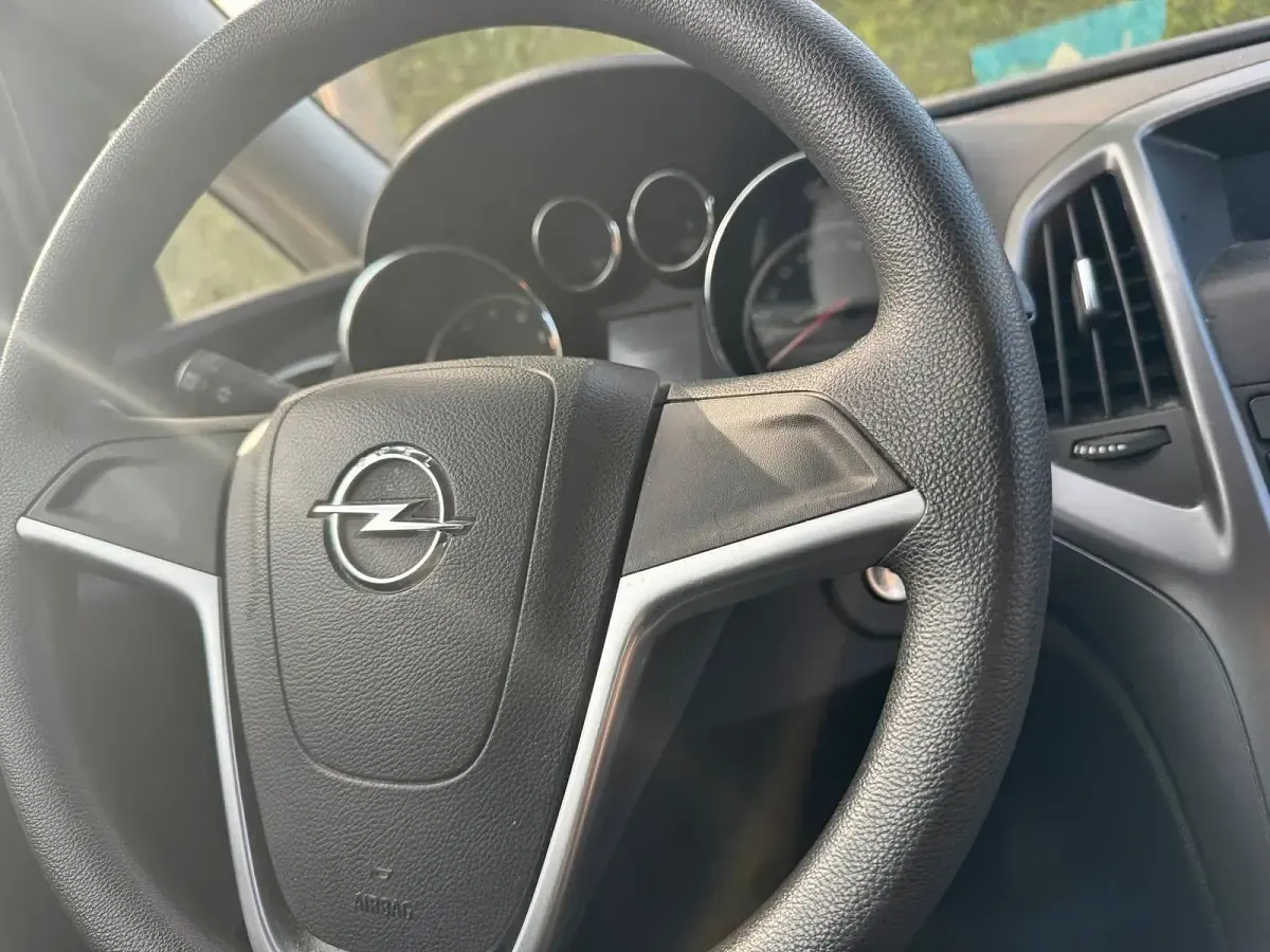 Gebraucht Opel Astra Edition 116 PS (85 kW) 2015 Weiß Limousine