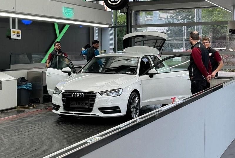 Weiß Gebraucht 2015 Audi A3 S-Line Limousine | 8.300 € (Superpreis) - Bild 1/3