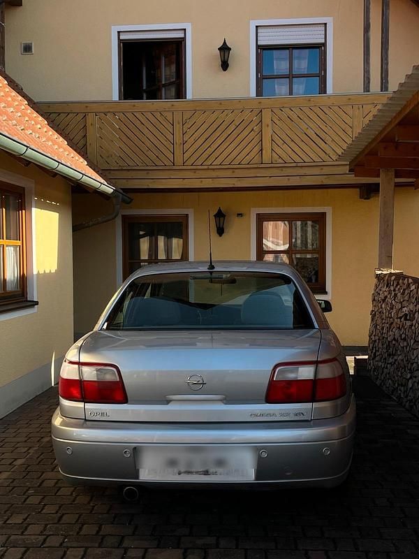 Silber Gebraucht 2000 Opel Omega Limousine | 10.500 € - Bild 1/2