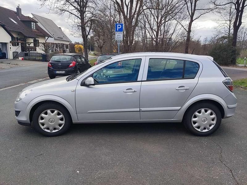 Używany Opel Astra 116 KM (85 kW) 2009 Szary Hatchback