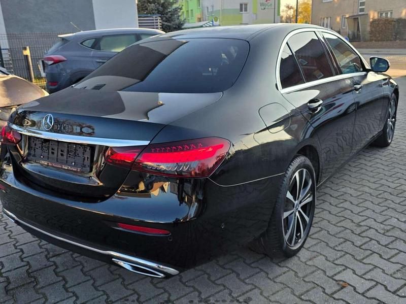 Gebraucht Mercedes E220 194 PS (142 kW) 2021 Schwarz Limousine