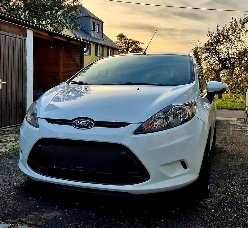 Weiß Gebraucht 2012 Ford Fiesta Trend Kleinwagen | 2.700 € - Bild 1/4