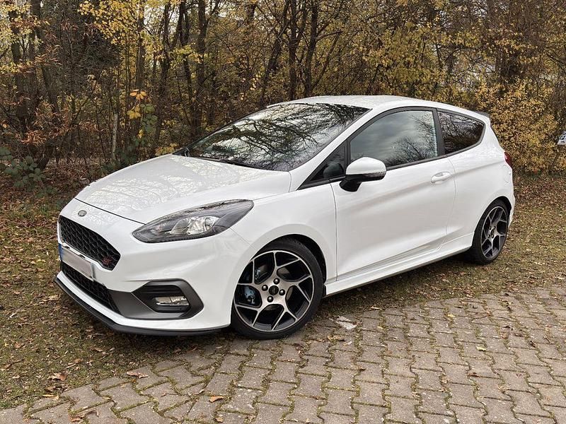 Weiß Gebraucht 2019 Ford Fiesta ST Kleinwagen | 18.700 € (Etwas zu teuer) - Bild 1/4