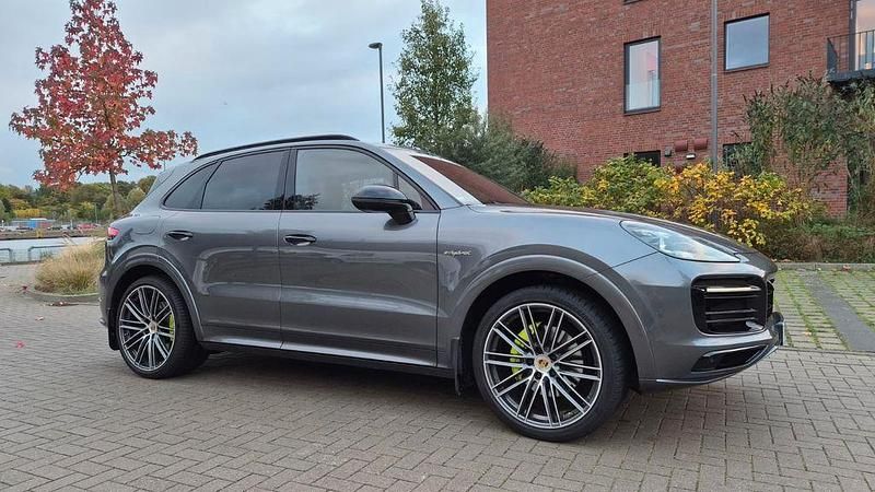 Grau Gebraucht 2019 Porsche Cayenne SUV | 77.000 € - Bild 1/4