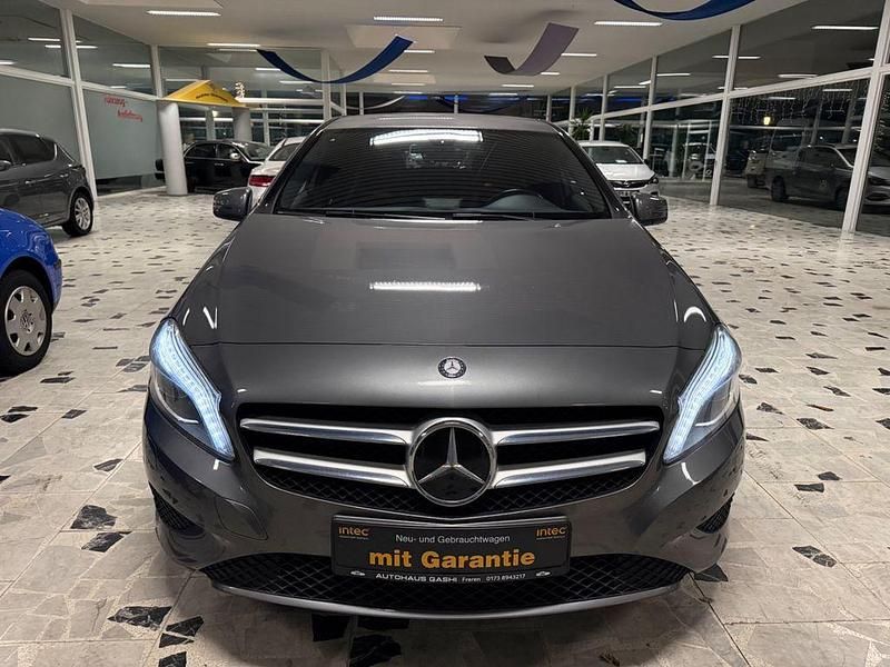 Gebraucht Mercedes A180 122 PS (89 kW) 2012 Grau Limousine