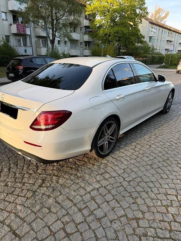 Gebraucht Mercedes E220 AMG line 194 PS (142 kW) 2016 Weiß Limousine