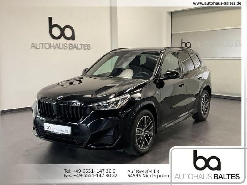 Saphirschwarz met. (metallic) Gebraucht 2025 BMW X1 Sport Line SUV | 46.850 € (Guter Preis) - Bild 1/4