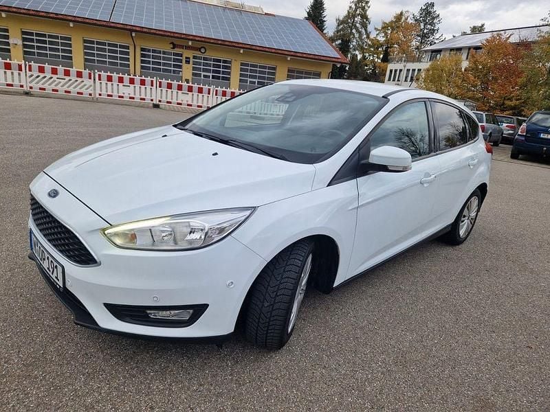 Weiß Gebraucht 2017 Ford Focus Cool & Connect Limousine | 7.700 € (Fairer Preis) - Bild 1/4