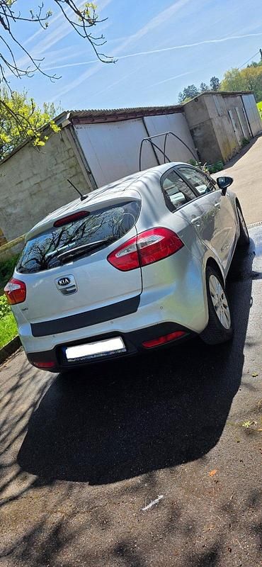 Gebraucht Kia Rio 86 PS (63 kW) 2014 Silber Limousine