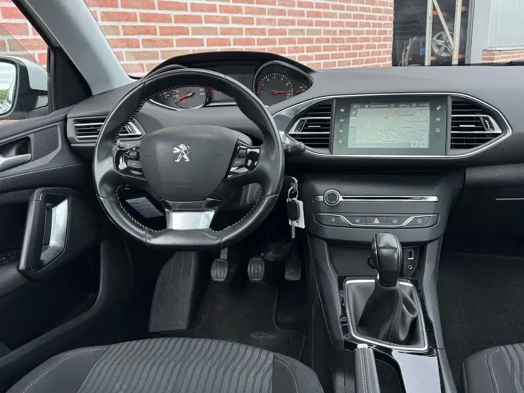 Gebraucht Peugeot 308 110 PS (80 kW) 2017 Weiß Limousine