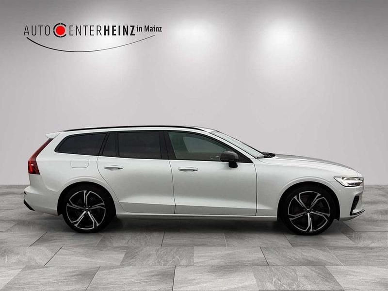 Gebraucht Volvo V60 Plus 455 PS (334 kW) 2022 Crystal white pearl / metallic Kombi