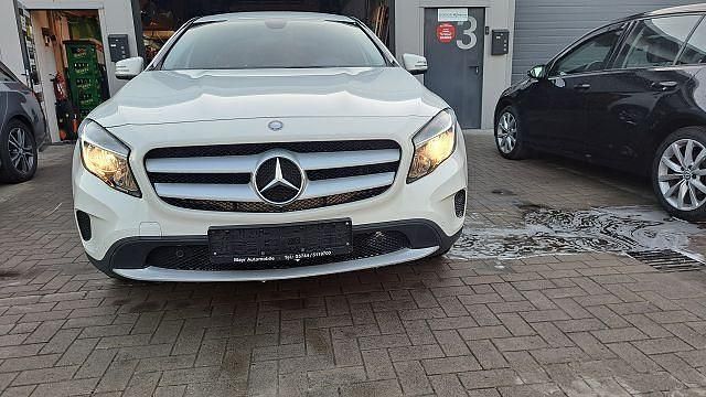 Gebraucht Mercedes GLA200 156 PS (114 kW) 2015 Calcitweiss/zirrusweiss SUV