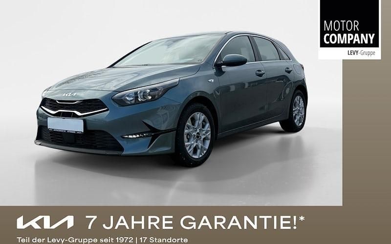 Yucca stahlgrau Neu 2024 Kia Ceed Comfort Limousine | 25.422 € (Fairer Preis) - Bild 1/4