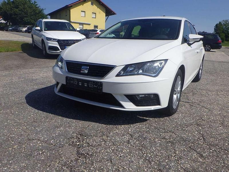 "candy" weiss Gebraucht 2018 Seat Leon Style Kleinwagen | 14.900 € (Fairer Preis) - Bild 1/4