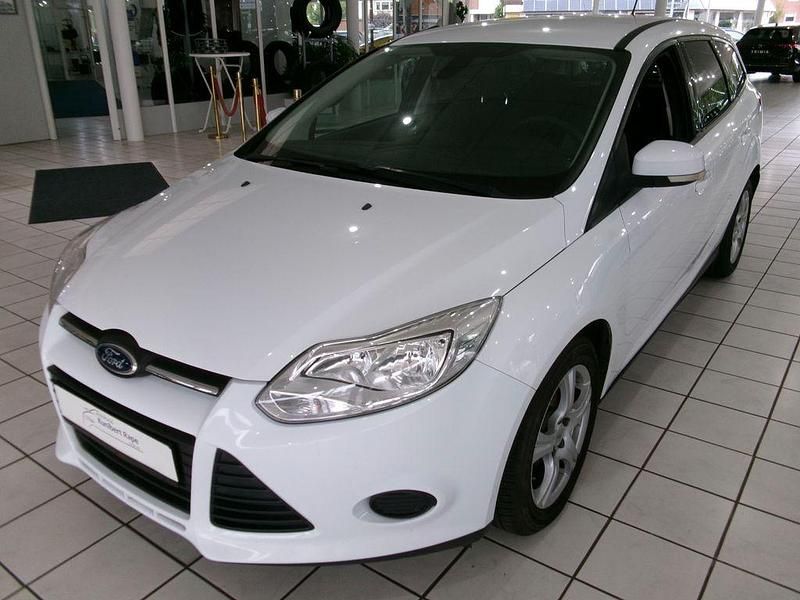 Weiß Gebraucht 2013 Ford Focus Limousine | 5.995 € (Teuer) - Bild 1/4