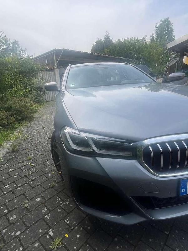 Grau Gebraucht 2023 BMW 530e Shadowline Kombi | 41.900 € (Fairer Preis) - Bild 1/4