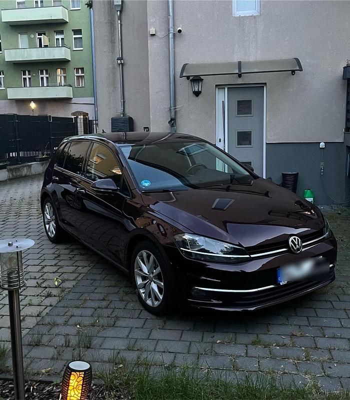 Rot Gebraucht 2017 VW Golf VII Limousine | 11.300 € (Etwas zu teuer) - Bild 1/4