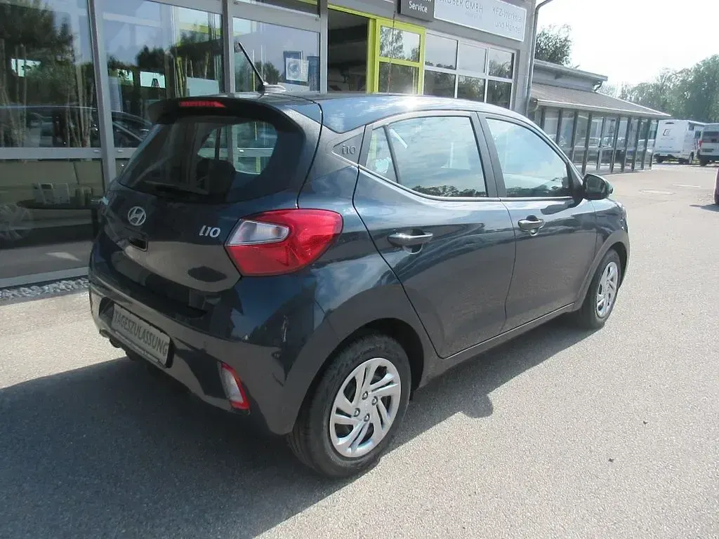 Neu Hyundai i10 Pure 63 PS (46 kW) 2025 Grau Kleinwagen