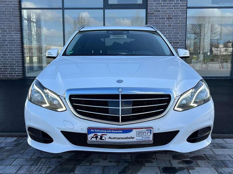 Gebraucht Mercedes E300 204 PS (150 kW) 2013 Polarweiss  unilack Kombi
