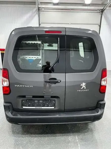 Gebraucht Peugeot Partner Premium 102 PS (75 kW) 2020 Platiniumgrau (metallic) Van / Kleinbus
