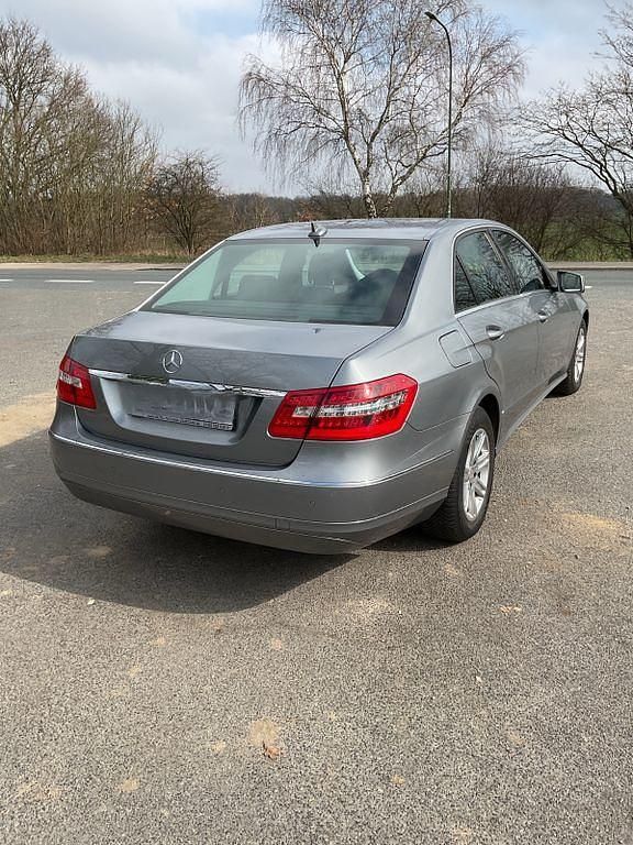 Gebraucht Mercedes E200 136 PS (100 kW) 2011 Grau Limousine
