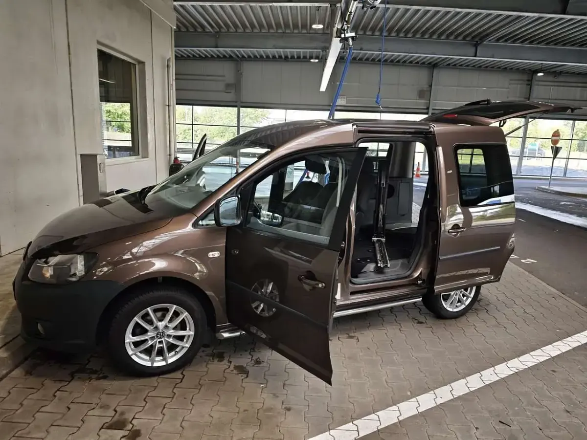 Gebraucht VW Caddy Trendline 105 PS (77 kW) 2012 Braun Van / Kleinbus