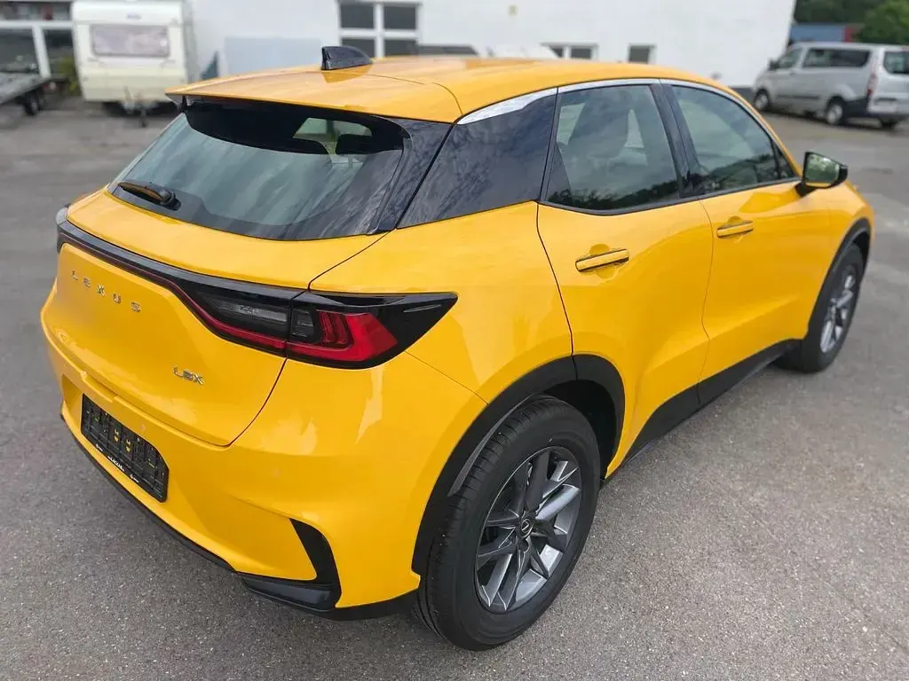 Gebraucht Lexus LBX 136 PS (100 kW) 2025 Gelb SUV