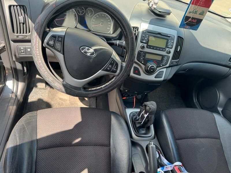 Grau Gebraucht 2011 Hyundai i30 Kleinwagen | 3.000 € (Fairer Preis) - Bild 1/4