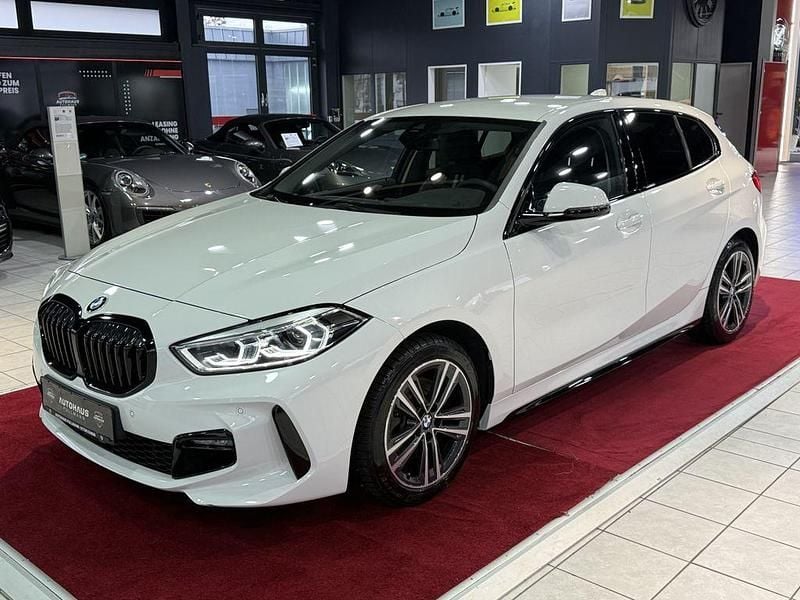 Alpinweiss iii Gebraucht 2020 BMW 118 Sport Line Kleinwagen | 21.900 € (Fairer Preis) - Bild 1/4