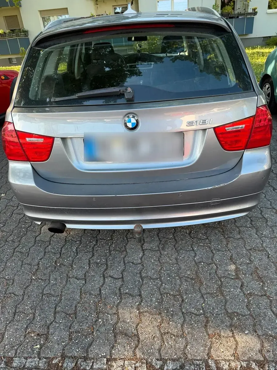 Gebraucht BMW 318 143 PS (105 kW) 2011 Grau Kombi