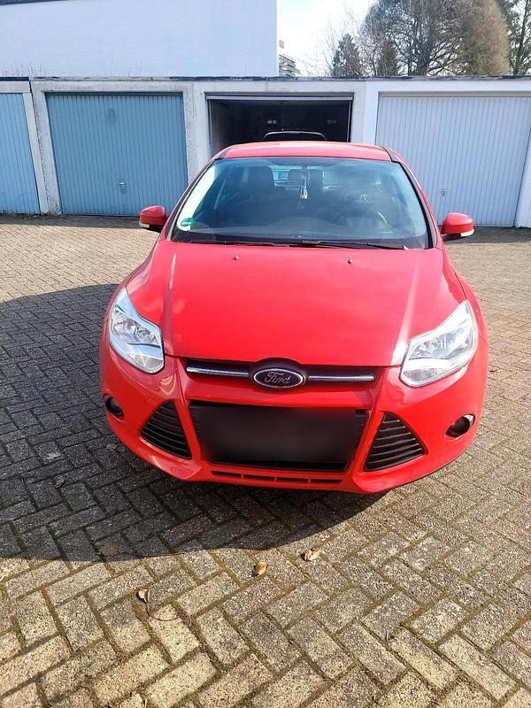 Gebraucht Ford Focus 105 PS (77 kW) 2012 Rot Limousine